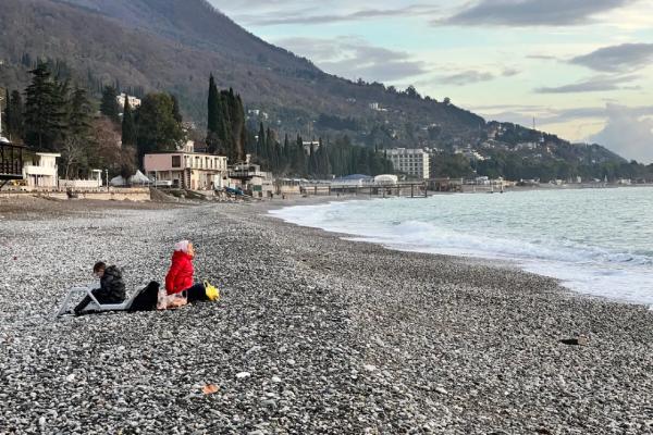 Лежишь на пляже, а вокруг воняют коровьи лепешки: честный отзыв туристов про каникулы в Абхазии - про такое лучше знать до поездки