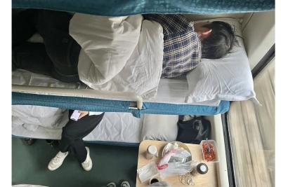 Мужчина всю ночь занимался этим на верхней полке в купе &ndash; терпеть это было невозможно