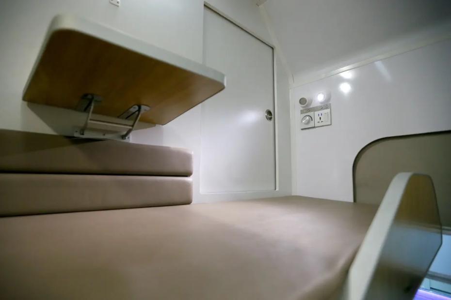 К столику в плацкарте больше не подпустят - в новых вагонах их начнут делать совсем по-иному: идеально для интровертов