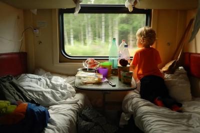 Что делать, если мамочка с детьми требует уступить вашу нижнюю полку в поезде - запомните раз и навсегда