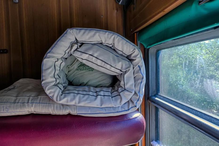 Что делать с матрасом, когда сверху спускается сосед? Не попадите в неловкую ситуацию, которая случилась с пассажиром нижней боковушки