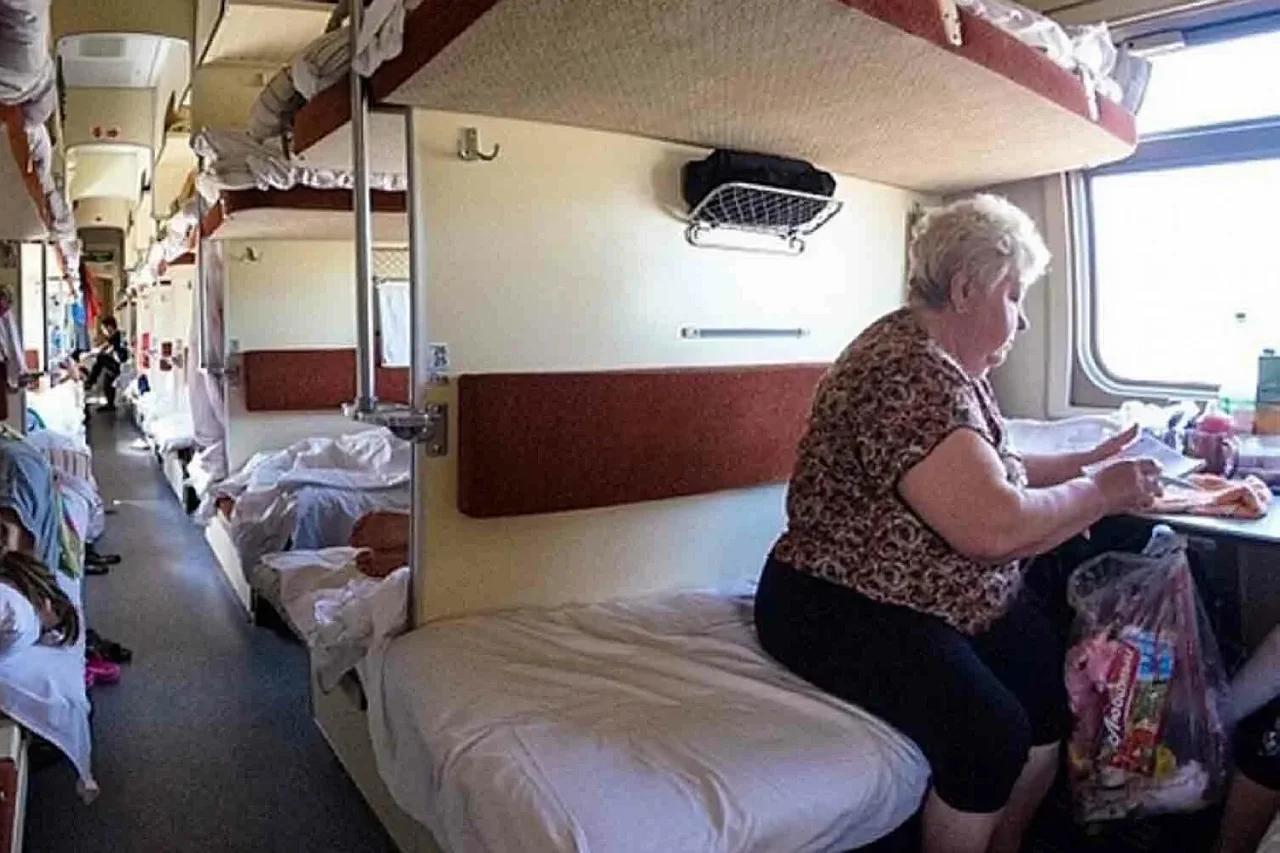 &laquo;Уступи место, я старше!&raquo;: что делать, если в поезде вас пытаются выжить с нижней полки - советы пассажирам