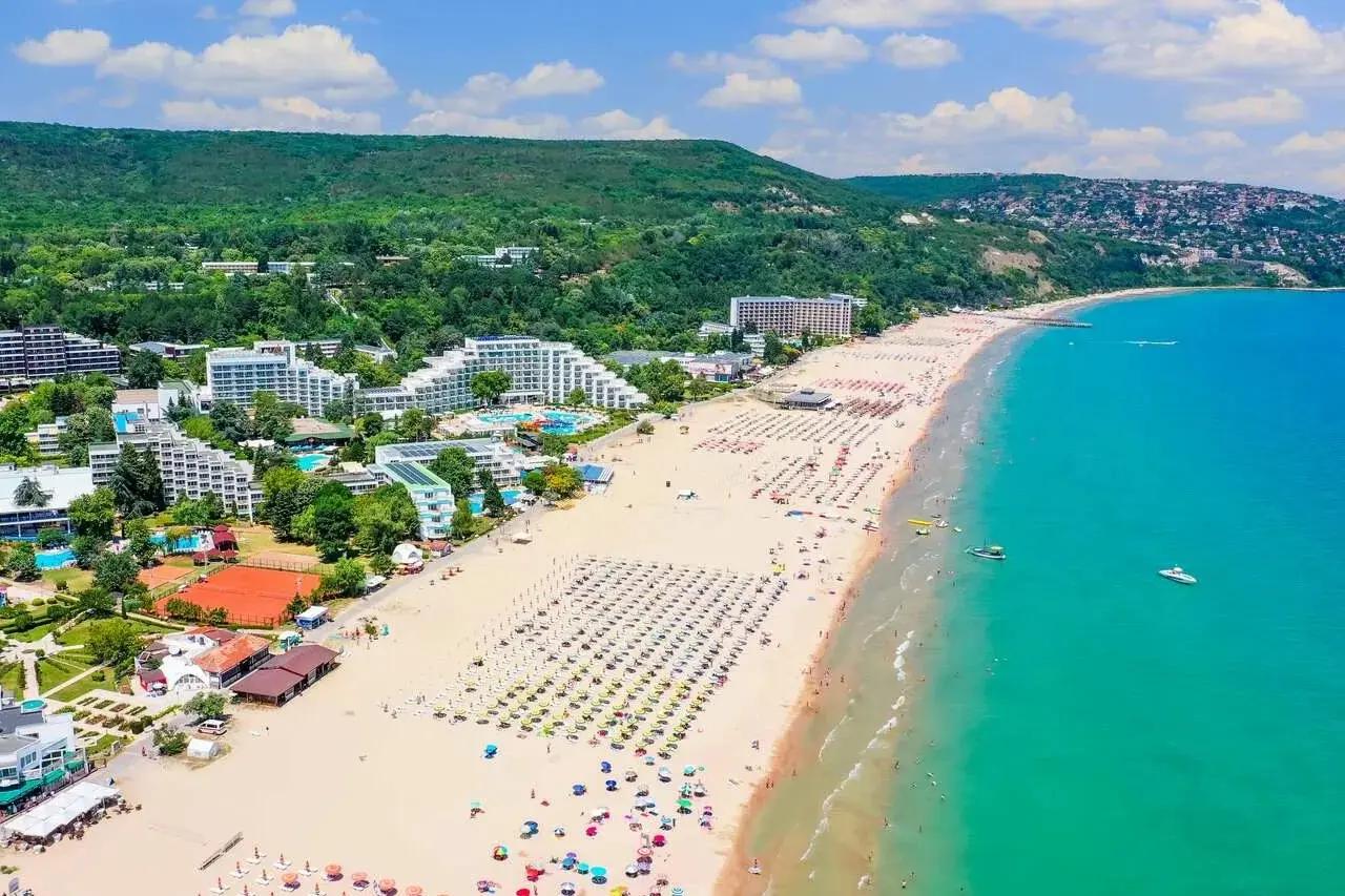 Съездила в выгодный отпуск и не пожалела: море +25&deg;C, цены в июне низкие - успела до основного наплыва туристов