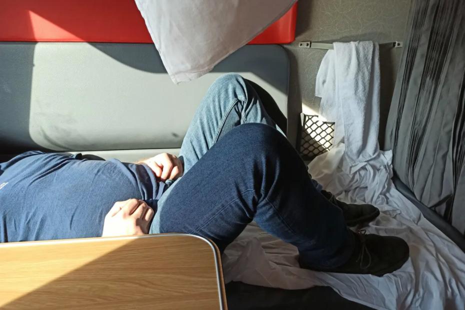 «Это ваши трудности. Я туда не полезу даже под пытками»: сосед по купе раскинулся на моей полке, будто у себя в спальне