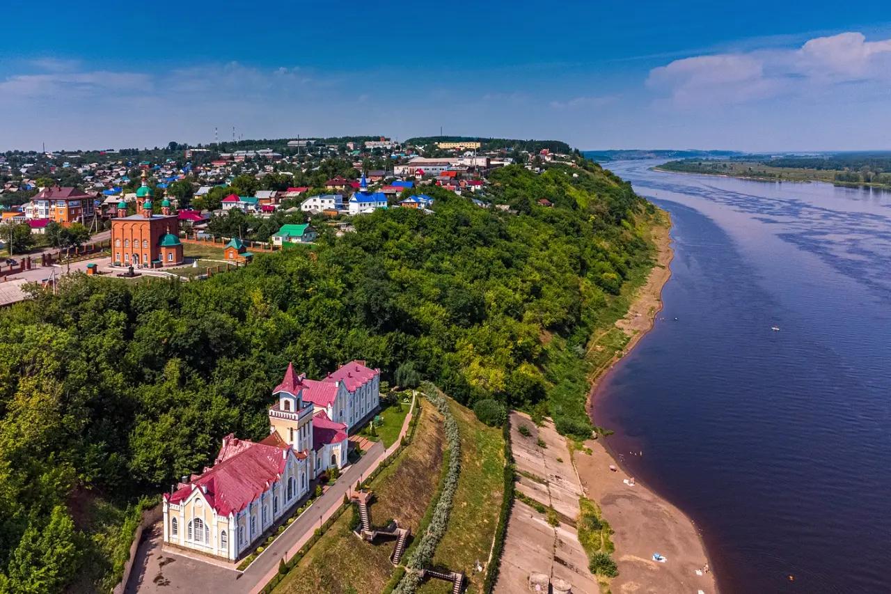 Его легко принять за городок в Прибалтике: сюда едут ради особняков, модерна и набережной Камы