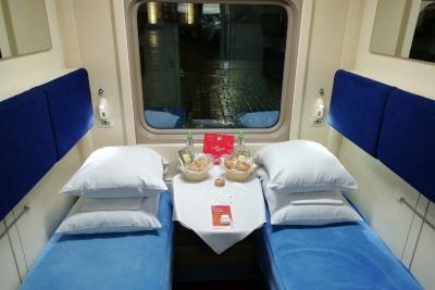 Женщина купила билет в СВ поезда, хотела выспаться, но не тут-то было - попутчик просто вымотал