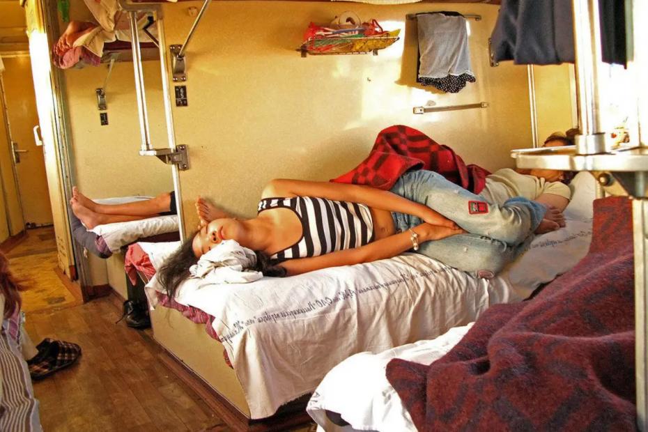 Купе целиком моё, а проводник увидел «свободные места» и подсадил посторонних