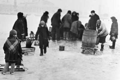 Город окружён водой, но рыба не спасла голодающих: эксперты рассказали, почему в блокадном Ленинграде не ловили рыбу