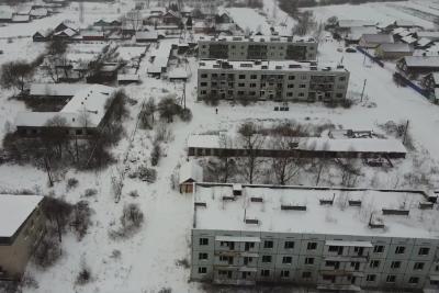 Здесь остановилось время: я побывал в городе-призраке - кладбище машин, сотни пустых окон и вечный холод