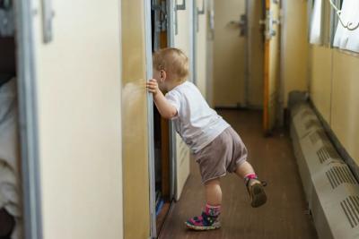 «Они дети, им всё можно»: история матери-одиночки с двумя детьми, испортившей путешествие соседям по купе