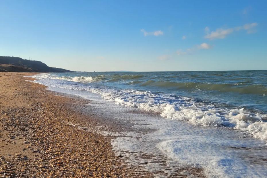 Почему в этом месте Крыма на пляже почти нет людей, хотя и до Феодосии всего 9 км. Остановились - и поняли, объясняю