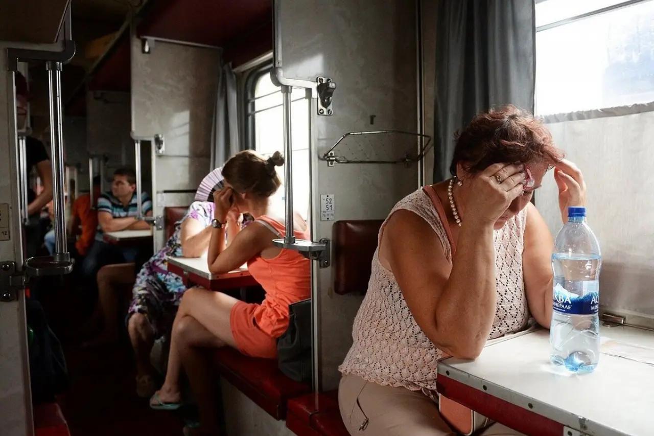 &laquo;Я здесь уже три дня еду&raquo;: вошел в купе, а место занято пенсионеркой - чем закончилась битва за полку