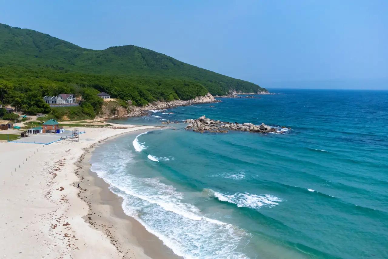 Вместо забитого Сочи: российский курорт с бирюзовым морем, белым песком и природой как на тропических островах