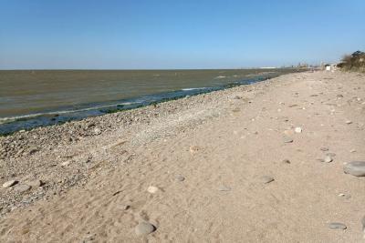 Пляжи без людей и цены, как в СССР: россияне открыли для себя новый курорт с чистым морем