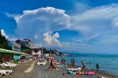 Вода по колено, а туристов - море: как Алушта встречает начало курортного сезона 2026