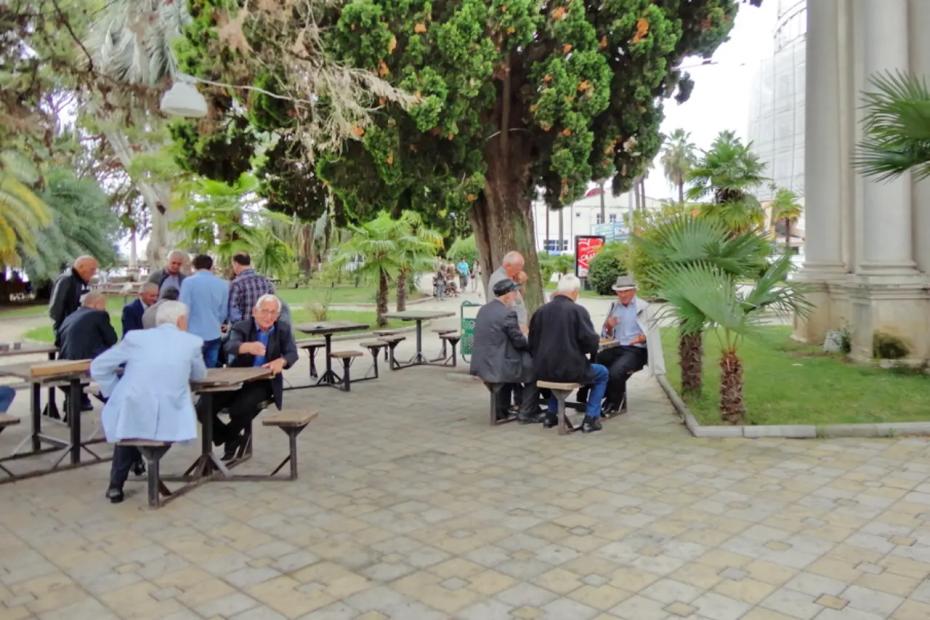 &laquo;Я лучше буду спать на полу&raquo;: почему мужчины в Абхазии не работают - ответ вас удивит