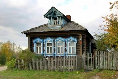 Зачем деревенские жители красили подоконники в синий: секрет, который актуален даже в 2026 году