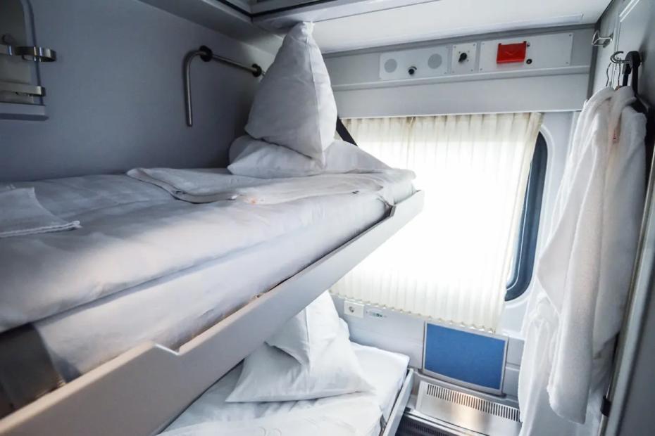 Пока все спорят за нижние полки в поезде, я всегда беру только верхние - и вот 5 главных причин почему