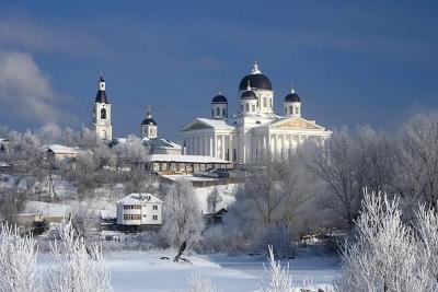Грязный и неухоженный российский город, готовящийся вот-вот превратиться в популярный центр туризма