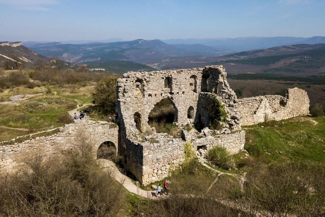 Непопулярный город в Крыму: море и чудесная природа в наличии, но здесь никто не живёт - и вот почему