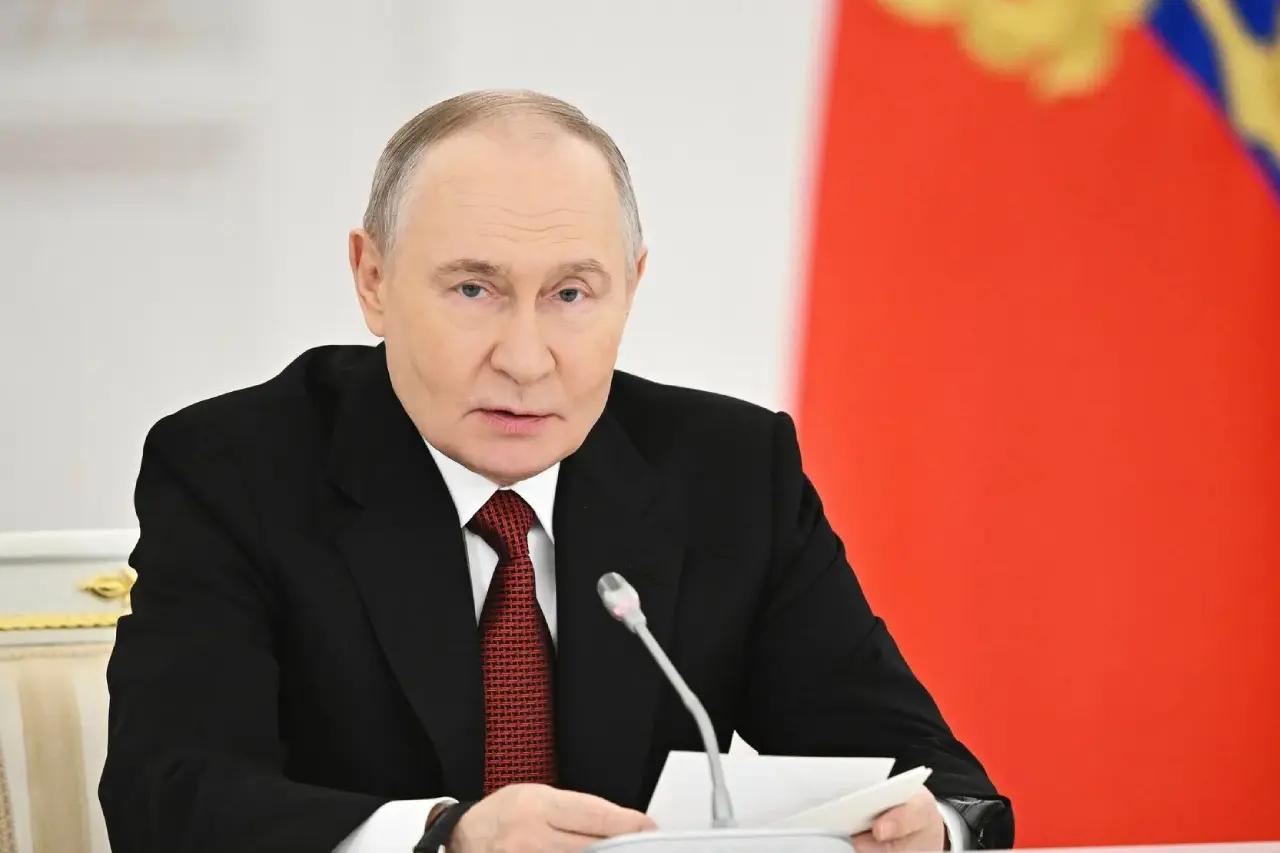 Владимир Путин поздравил выпускников с окончанием школы