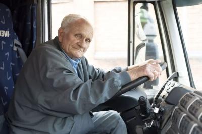 Водителям старше 70 лет полностью запретят садиться за руль - ужесточение правил ГАИ с начала января