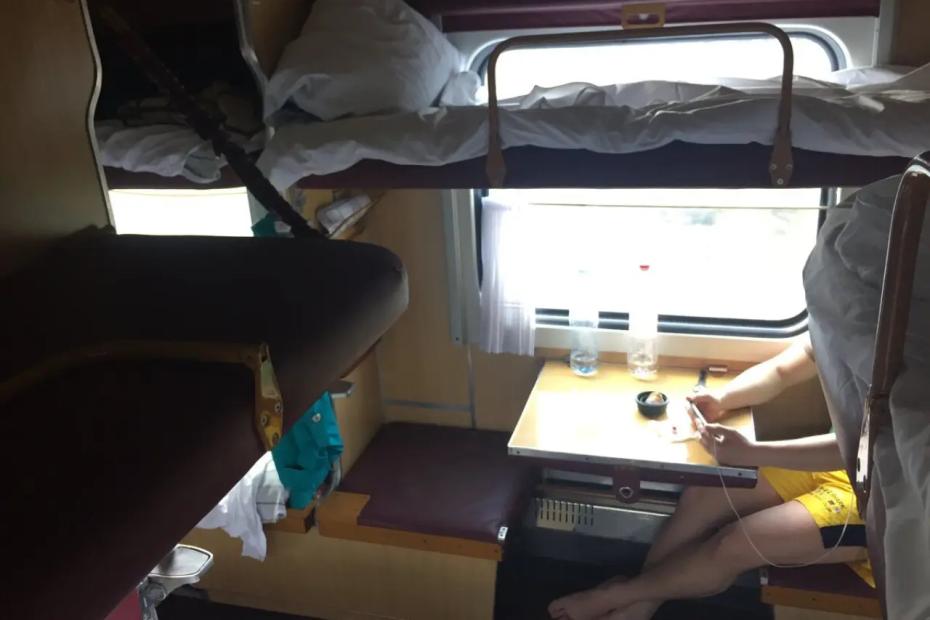 Бабуля в поезде объяснила мне, почему всегда берет &laquo;боковушку&raquo; - неожиданные плюсы &laquo;неудобной&raquo; полки