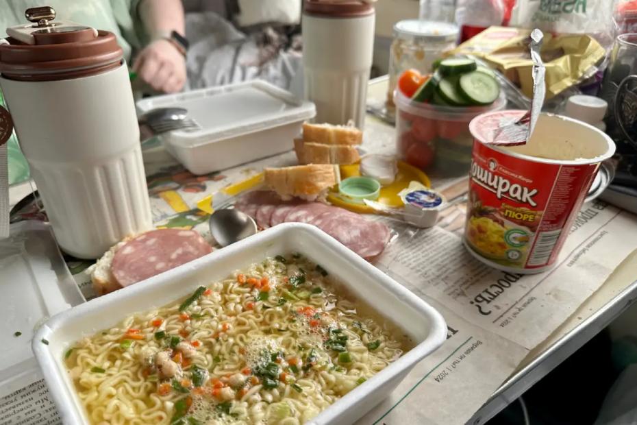 «Фу, ужас какой-то! Нам же этим дышать»: бабуля из плацкарта накричала на парня с "Дошираком" - вот как надо отвечать