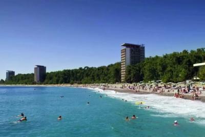 «Уходили из Абхазии, ускоряя шаг»: что заставило туристов срочно покинуть Пицунду