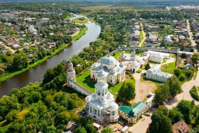 Русский городок на трассе М10, который проезжают миллионы, а зря: живая история без толп туристов, дешевые цены и красивые домики