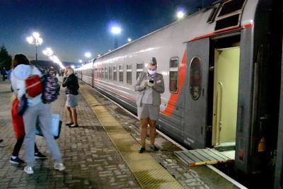 Выкупила нам с сыном все купе, а проводница взяла и посадила к нам трех вахтовиков - это что за новые правила от РЖД