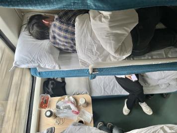 Можно ли сидеть на нижней полке в поезде, если взять билет на верхнюю - запомните раз и навсегда