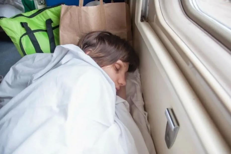 «Бросил штаны мне в лицо и смачно чавкал колбасой»: необычный случай в плацкарте, когда пассажирка отказалась меняться полками