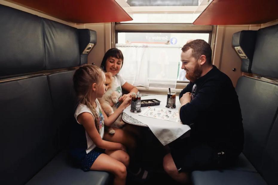 Выкупил купе, а там чужой пассажир и не уходит - говорит не хочу к себе, там дети, рассказываю чем всё закончилось