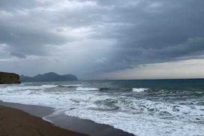 Тёплое море, песок, огромный пляж и почти нет людей: нашли райский уголок в Крыму