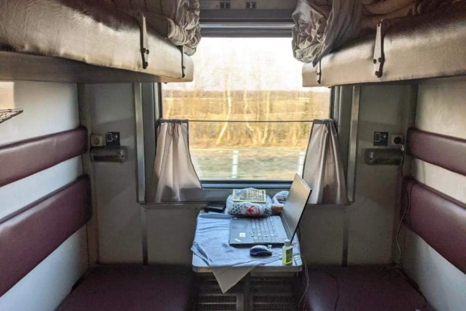 «Ну как же так...»: назойливая бабулька достала все купе - битва поколений в поезде закончилась перемирием