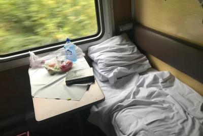 Ехал в плацкарте, и всё было спокойно, пока соседи с верхних полок не начали ставить ноги на стол - вот что я сделал дальше