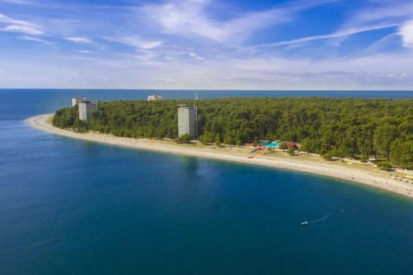 Море лучше Сочинского: куда едут &laquo;свои&raquo; в 2026 - здесь пляж как на Бали, кормят до сыта, а цены в 2 раза ниже