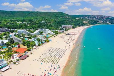 Съездила в выгодный отпуск и не пожалела: море +25&deg;C, цены в июне низкие - успела до основного наплыва туристов