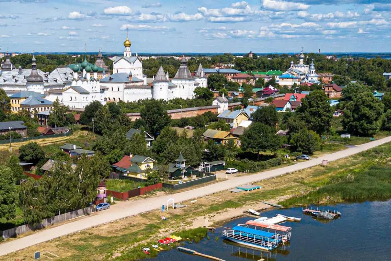 Русский город, расположенный сразу в двух частях света: что было раньше и как он существует сейчас