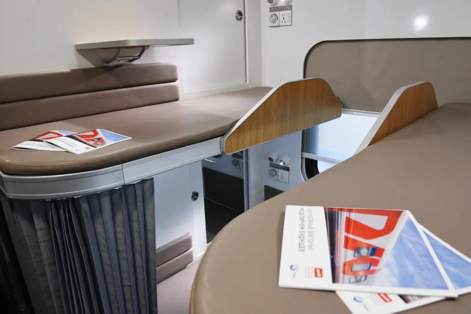 К столику в плацкарте больше не подпустят - в новых поездах вводят новые правила