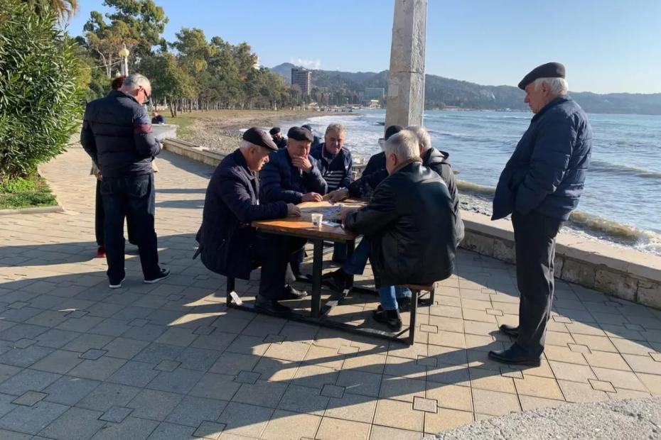В Москве над такими зарплатами смеются, а в Абхазии на нее шикуют: вот сколько получают местные в Стране Души