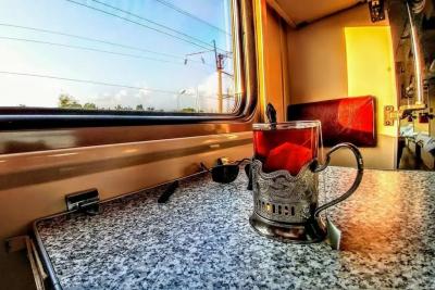 Сосед по купе запретил садиться за столик — дескать, место не ваше: изучаем правила РЖД