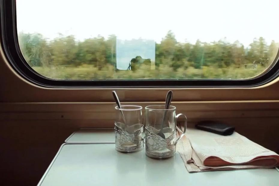 Хитрый попутчик с верхней полки сломал систему - разложил складной стул у столика и ел часами прямо у меня под носом