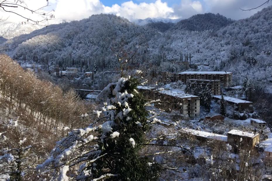 Умирающий край Абхазии: как сейчас живёт город-призрак, в котором тысячи брошенных квартир, где все еще есть люди