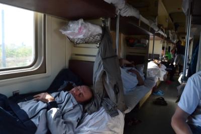 Оплатила нижнюю полку, вышла в вагон-ресторан, а по возвращении обнаружила сюрприз - на месте уже спал пенсионер