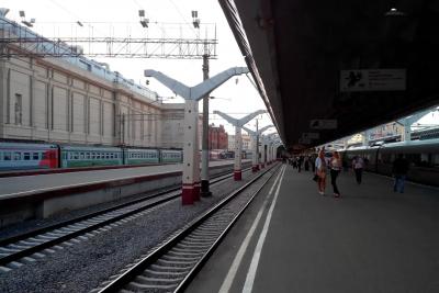 Лежу в «неглиже» в женском СВ, и вдруг входит мужик из плацкарта: я только здесь поужинаю. Выяснилось, это сын попутчицы