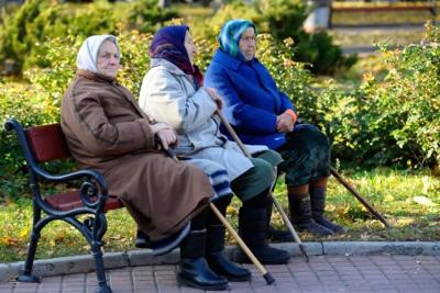 Начал угощать бабушек у подъезда - и заметил, как жизнь изменилась в лучшую сторону