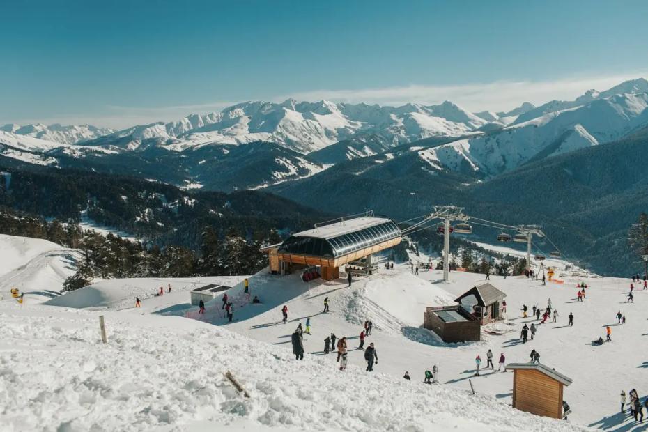 15 горнолыжных российских курортов, где зимой 2026 можно кататься, как в Альпах - но в разы дешевле