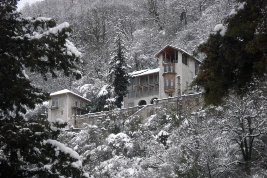 Купили дом мечты в Абхазии, сделали ремонт, а через год сбежали, оставив практически всё имущество: в чём причина?